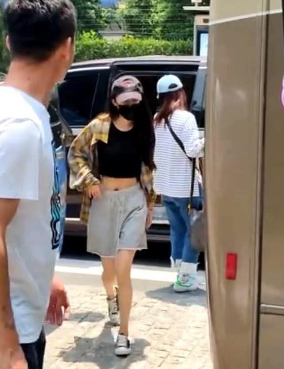 Dương Mịch lộ diện gầy gò đến mức sợ tuột chun quần, đôi chân khẳng khiu như đứng không vững - Ảnh 2 Dương Mịch lộ diện gầy gò đến mức sợ tuột chun quần, đôi chân khẳng khiu như đứng không vững - Ảnh 2