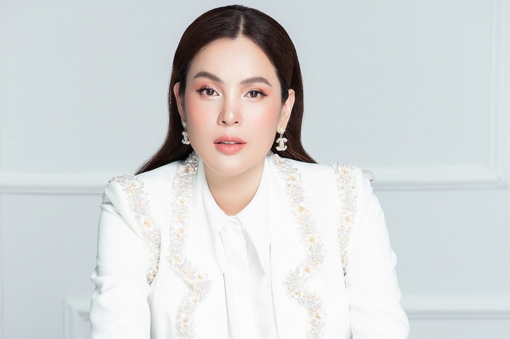 Vừa 'xui dại' Hoài Linh, hoa hậu quý bà Phương Lê lại buông lời 'đá xéo' đàn anh giữa ồn ào từ thiện - Ảnh 2 Vừa 'xui dại' Hoài Linh, hoa hậu quý bà Phương Lê lại buông lời 'đá xéo' đàn anh giữa ồn ào từ thiện - Ảnh 2