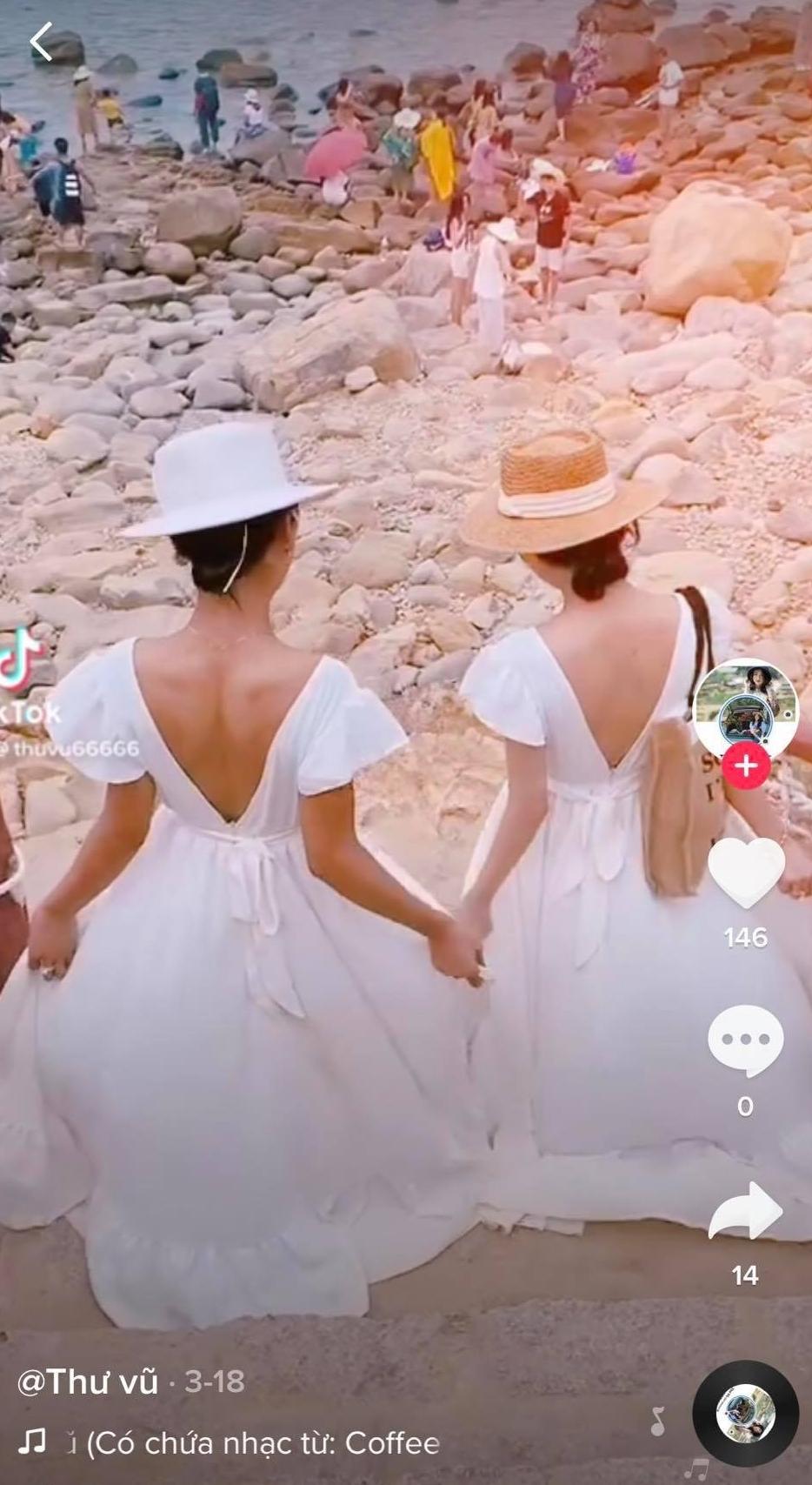 Cô cũng thường xuyên có chuyến đi với bạn bè của mình. Ảnh: TikTok