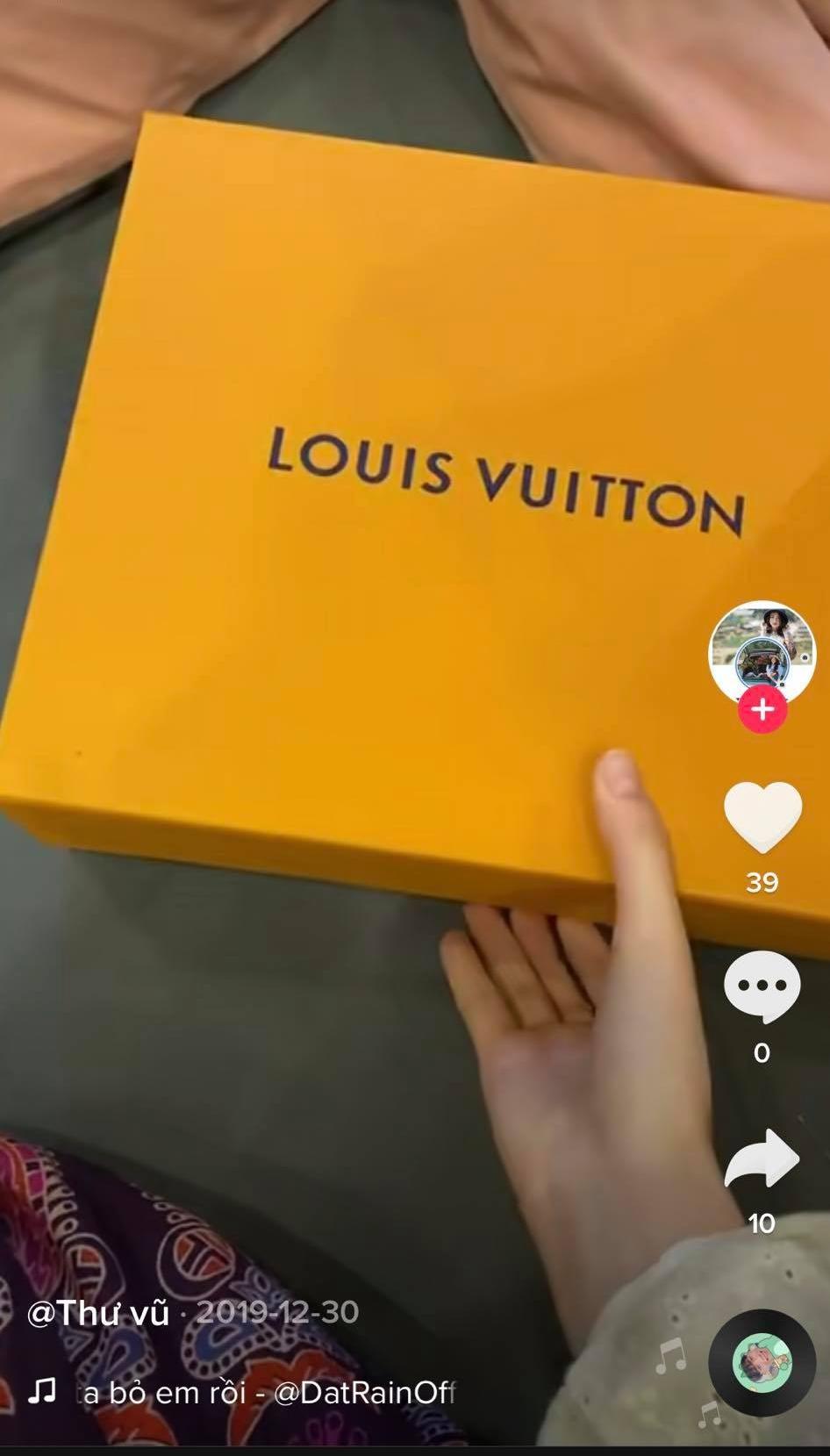 Anh Thư thích thú 'đập hộp' chiếc túi hiệu. Ảnh: TikTok