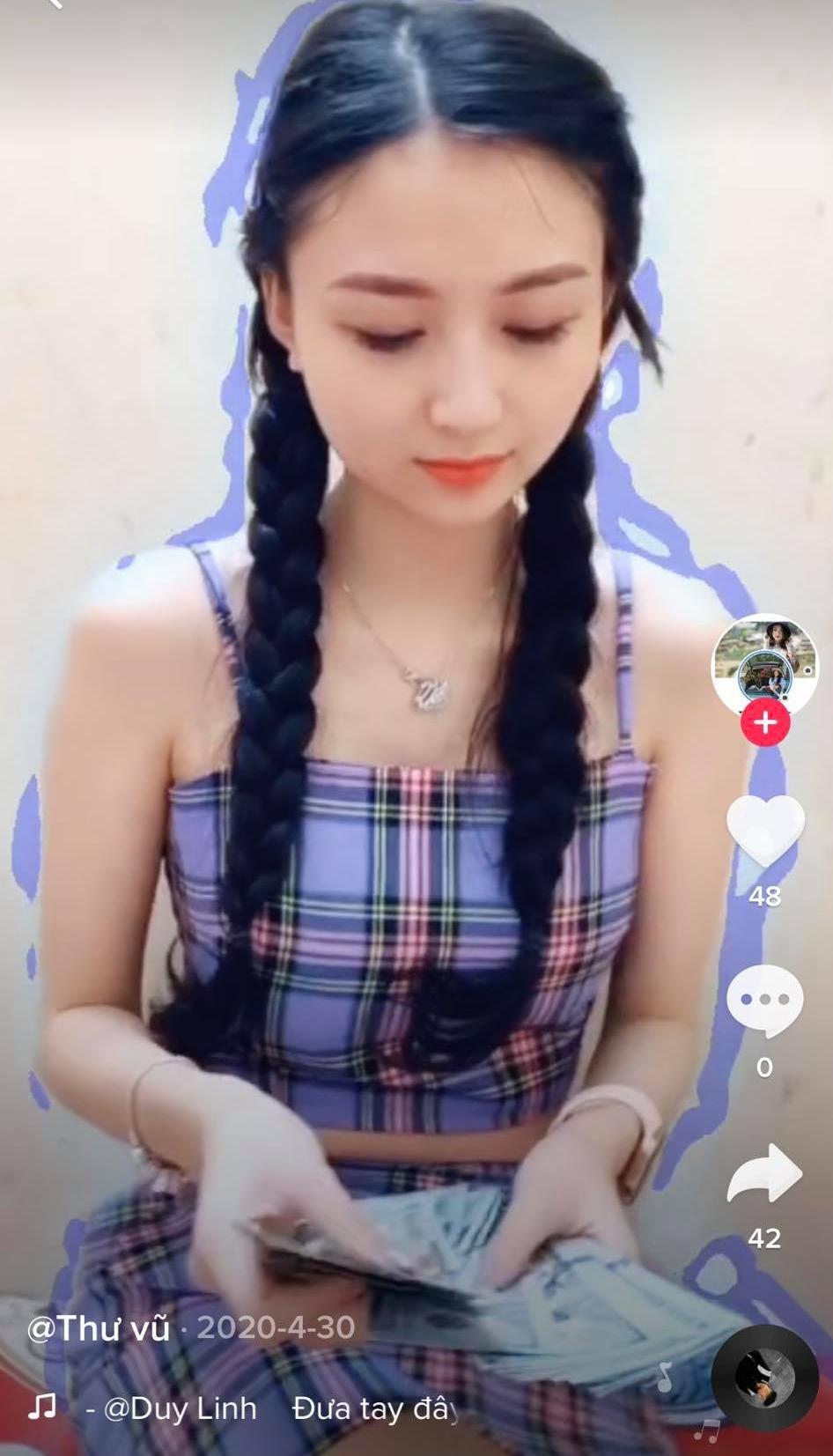 Cô nàng cũng khiến dân tình trầm trồ khi đếm cả xấp tiền. Ảnh: TikTok