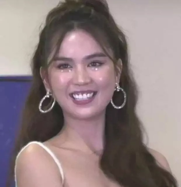 Ngọc Trinh lộ khuyết điểm trên gương mặt. Ảnh: Chụp màn hình Ngọc Trinh lộ khuyết điểm trên gương mặt. Ảnh: Chụp màn hình