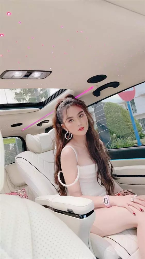 Đằng sau loạt ảnh 'sống ảo' lung linh của Ngọc Trinh hóa ra lại là bộ mặt bóng dầu, kém sắn đến ngỡ ngàng - Ảnh 3 Đằng sau loạt ảnh 'sống ảo' lung linh của Ngọc Trinh hóa ra lại là bộ mặt bóng dầu, kém sắn đến ngỡ ngàng - Ảnh 3