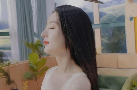 Triệu Lệ Dĩnh xuất hiện như tượng sáp với gương mặt cứng đơ khiến dân tình bật ngửa - Ảnh 2 Triệu Lệ Dĩnh xuất hiện như tượng sáp với gương mặt cứng đơ khiến dân tình bật ngửa - Ảnh 2