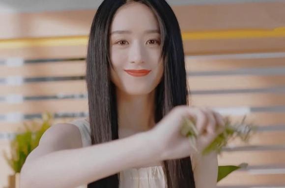 Triệu Lệ Dĩnh xuất hiện như tượng sáp với gương mặt cứng đơ khiến dân tình bật ngửa - Ảnh 3 Triệu Lệ Dĩnh xuất hiện như tượng sáp với gương mặt cứng đơ khiến dân tình bật ngửa - Ảnh 3