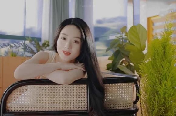 Hiện diện trong đoạn quảng cáo Triệu Lệ Dĩnh khiến nhiều người la ó về gương mặt khác lạ. Ảnh: Internet Hiện diện trong đoạn quảng cáo Triệu Lệ Dĩnh khiến nhiều người la ó về gương mặt khác lạ. Ảnh: Internet