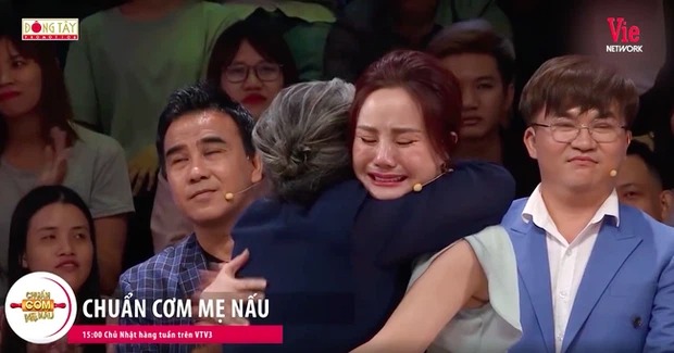 Khoảnh khắc Vy Oanh khóc hết nước mắt trên sóng truyền hình. Ảnh: Chụp màn hình