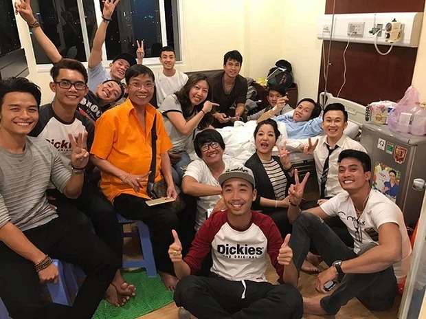Xôn xao hình ảnh loạt nghệ sĩ cười nói, không đeo khẩu trang vào thăm Hoài Linh giữa thời điểm dịch bệnh. Ảnh: FB Xôn xao hình ảnh loạt nghệ sĩ cười nói, không đeo khẩu trang vào thăm Hoài Linh giữa thời điểm dịch bệnh. Ảnh: FB