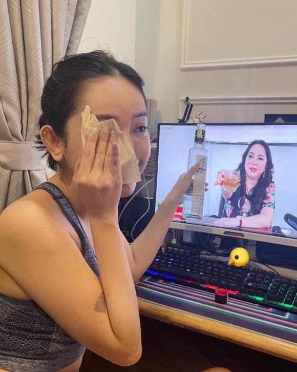 Hot girl Thúy Vi gặp sự cố sau khi 'nâng ly' cùng bà Phương Hằng trên sóng livestream 2