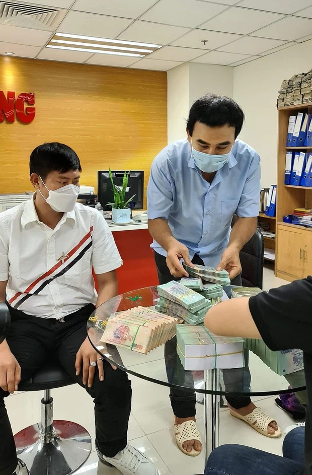 MC Quyền Linh tiếp tục hành trình từ thiện trên xe máy với 2,2 tỷ tiền mặt góp sức chống dịch - Ảnh 3 MC Quyền Linh tiếp tục hành trình từ thiện trên xe máy với 2,2 tỷ tiền mặt góp sức chống dịch - Ảnh 3