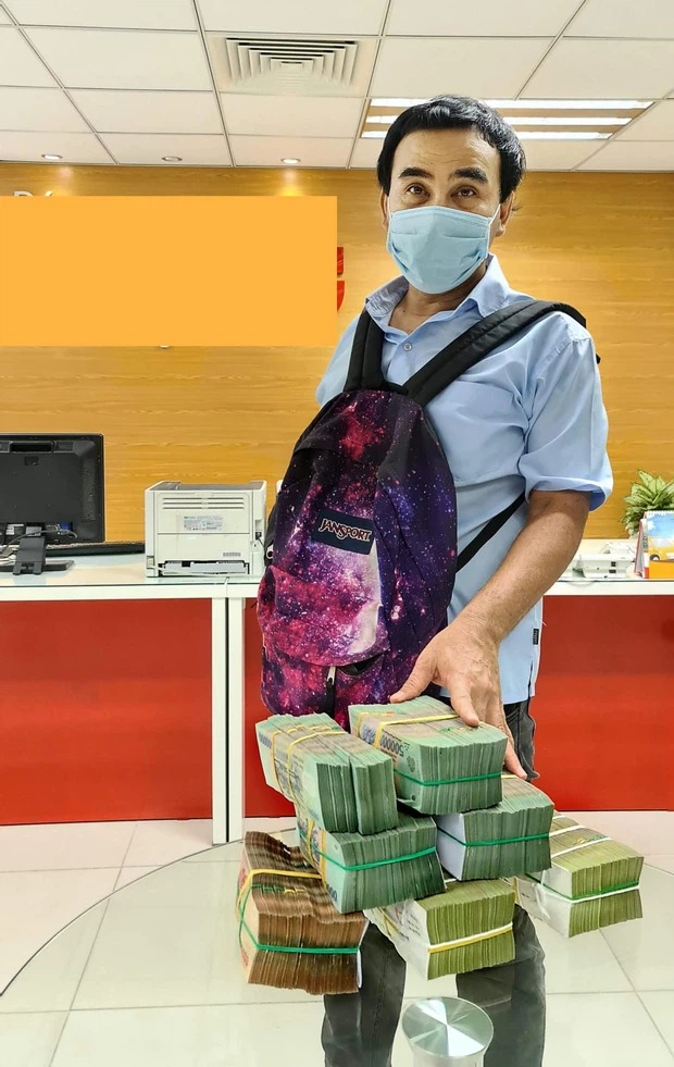 MC Quyền Linh tiếp tục hành trình từ thiện trên xe máy với 2,2 tỷ tiền mặt góp sức chống dịch - Ảnh 2 MC Quyền Linh tiếp tục hành trình từ thiện trên xe máy với 2,2 tỷ tiền mặt góp sức chống dịch - Ảnh 2