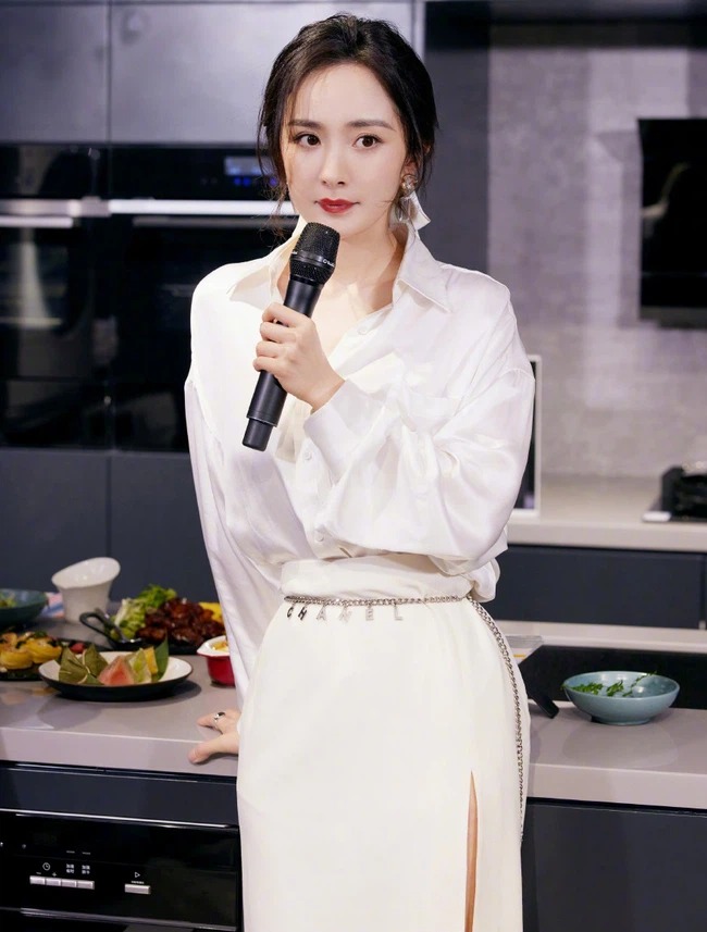 Dương Mịch lấy lại phong độ về nhan sắc sau lời chê bai ngày một già nua, lộ rõ dấu vết lão hóa 1 Dương Mịch lấy lại phong độ về nhan sắc sau lời chê bai ngày một già nua, lộ rõ dấu vết lão hóa 1