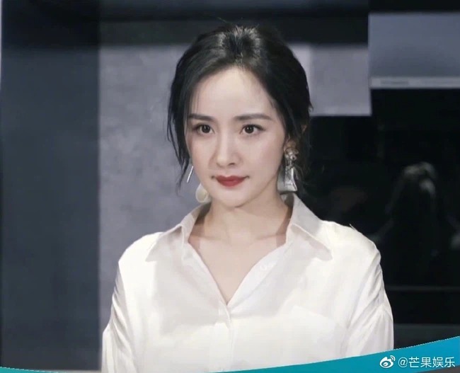 Dương Mịch lấy lại phong độ về nhan sắc sau lời chê bai ngày một già nua, lộ rõ dấu vết lão hóa 3 Dương Mịch lấy lại phong độ về nhan sắc sau lời chê bai ngày một già nua, lộ rõ dấu vết lão hóa 3