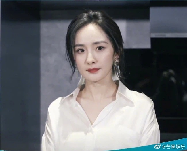 Dương Mịch lấy lại phong độ về nhan sắc sau lời chê bai ngày một già nua, lộ rõ dấu vết lão hóa 2 Dương Mịch lấy lại phong độ về nhan sắc sau lời chê bai ngày một già nua, lộ rõ dấu vết lão hóa 2