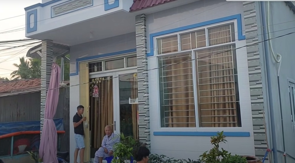 Cô còn xây nhà khang trang cho gia đình. Ảnh: FBNV Cô còn xây nhà khang trang cho gia đình. Ảnh: FBNV