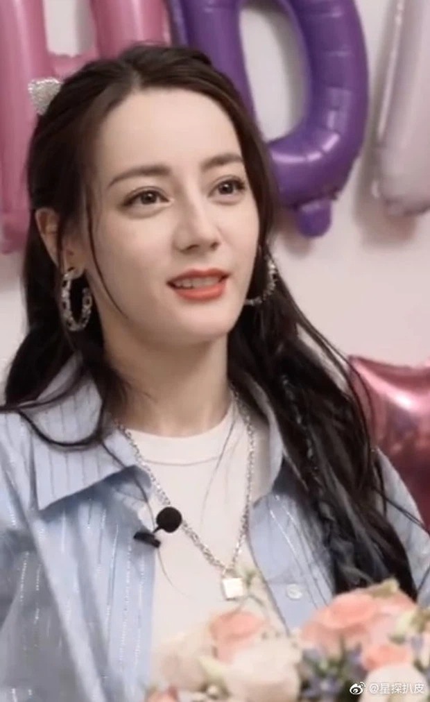 Địch Lệ Nhiệt Ba thêm nếp nhăn trong ngày đón tuổi mới khi lộ diện kém sắc trên sóng livestream 3 Địch Lệ Nhiệt Ba thêm nếp nhăn trong ngày đón tuổi mới khi lộ diện kém sắc trên sóng livestream 3