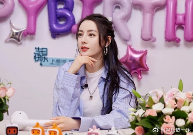 Địch Lệ Nhiệt Ba thêm nếp nhăn trong ngày đón tuổi mới khi lộ diện kém sắc trên sóng livestream 2 Địch Lệ Nhiệt Ba thêm nếp nhăn trong ngày đón tuổi mới khi lộ diện kém sắc trên sóng livestream 2