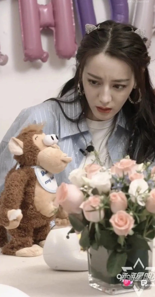 Địch Lệ Nhiệt Ba thêm nếp nhăn trong ngày đón tuổi mới khi lộ diện kém sắc trên sóng livestream 6 Địch Lệ Nhiệt Ba thêm nếp nhăn trong ngày đón tuổi mới khi lộ diện kém sắc trên sóng livestream 6