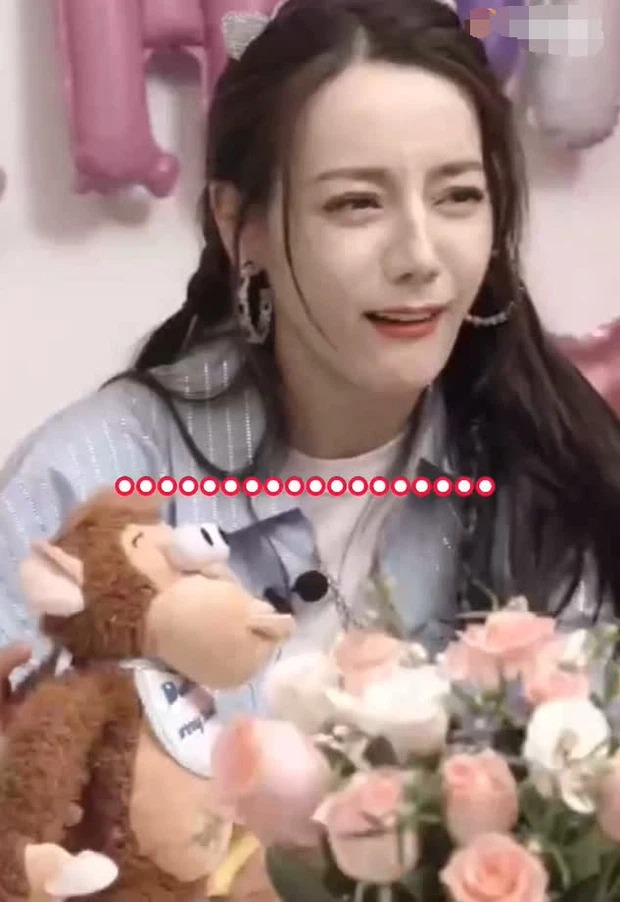 Địch Lệ Nhiệt Ba thêm nếp nhăn trong ngày đón tuổi mới khi lộ diện kém sắc trên sóng livestream 5 Địch Lệ Nhiệt Ba thêm nếp nhăn trong ngày đón tuổi mới khi lộ diện kém sắc trên sóng livestream 5
