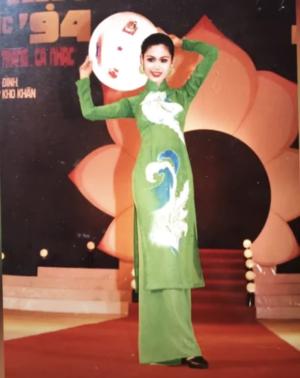 Nhìn lại ảnh thuở mới đăng quang của Hoa hậu Thu Thủy: Đúng chuẩn 'quốc sắc thiên hương' - Ảnh 2 Nhìn lại ảnh thuở mới đăng quang của Hoa hậu Thu Thủy: Đúng chuẩn 'quốc sắc thiên hương' - Ảnh 2