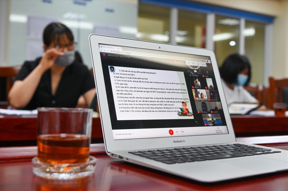 Năm nay, thí sinh tại Hà Nội làm thủ tục trực tuyến trước khi chính thức bước vào kỳ thi. Ảnh: Mạnh Quân Năm nay, thí sinh tại Hà Nội làm thủ tục trực tuyến trước khi chính thức bước vào kỳ thi. Ảnh: Mạnh Quân