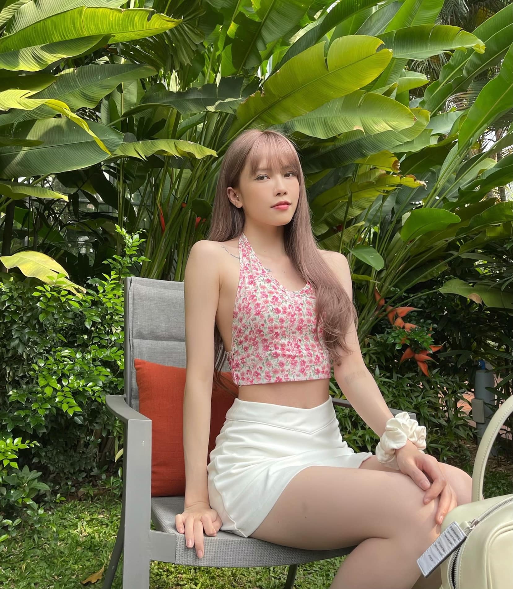 Chia tay Sơn Tùng, Thiều Bảo Trâm ngày càng táo bạo khi bất chấp lột đồ giữa đường phố - Ảnh 1 Chia tay Sơn Tùng, Thiều Bảo Trâm ngày càng táo bạo khi bất chấp lột đồ giữa đường phố - Ảnh 1