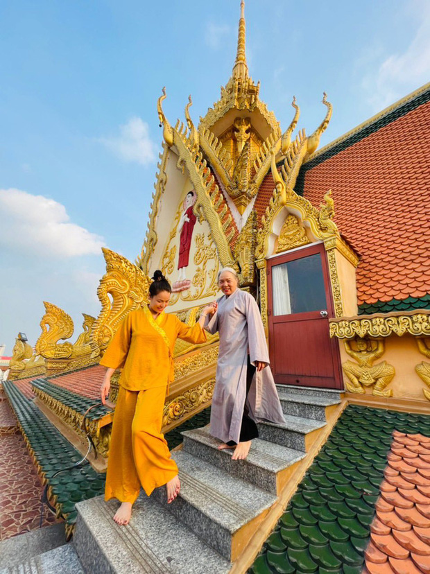 Nhật Kim Anh nói gì về lời cảm ơn cùng hình ảnh đi chữa bệnh tại cơ sở của ông Võ Hoàng Yên? - Ảnh 4 Nhật Kim Anh nói gì về lời cảm ơn cùng hình ảnh đi chữa bệnh tại cơ sở của ông Võ Hoàng Yên? - Ảnh 4