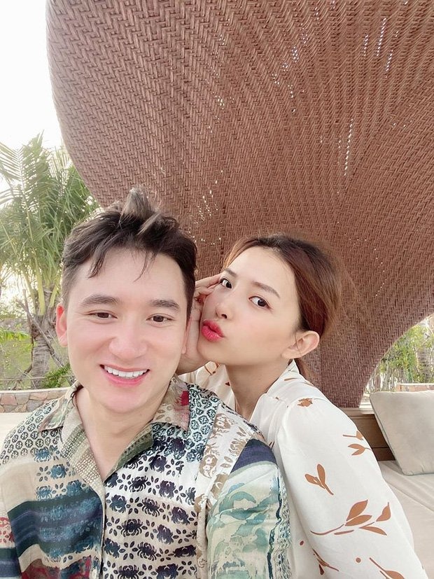 Phan Mạnh Quỳnh bị dân tình 'bóc phốt' khi công khai thể hiện tình cảm với vợ yêu 1