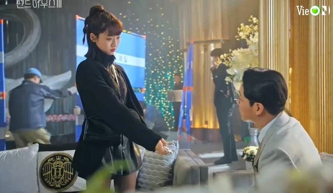 Penthouse 3 - Cuộc chiến thượng lưu 3 tập 3: Ju Dan Tae đối diện hàng tá kẻ thù, Seok Kyung quyết phản bội Shim Su Ryeon 7 Penthouse 3 - Cuộc chiến thượng lưu 3 tập 3: Ju Dan Tae đối diện hàng tá kẻ thù, Seok Kyung quyết phản bội Shim Su Ryeon 7