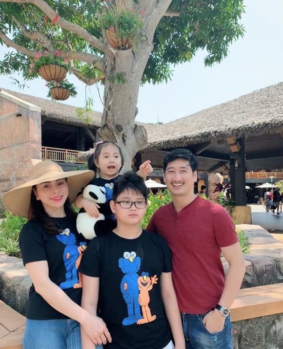 Gia đình hạnh phúc của sao nam 'Hoa hồng trên ngực trái'. Ảnh: FBNV Gia đình hạnh phúc của sao nam 'Hoa hồng trên ngực trái'. Ảnh: FBNV