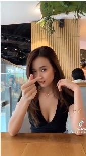 Lần hiếm hoi Midu có khoảnh khắc khoe vòng 1 táo bạo. Ảnh: chụp màn hình Lần hiếm hoi Midu có khoảnh khắc khoe vòng 1 táo bạo. Ảnh: chụp màn hình