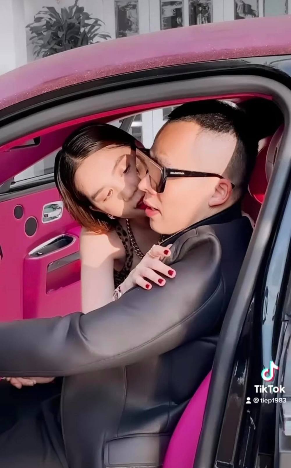 Vừa tiết lộ chuyện thầm kín của bạn thân, Vũ Khắc Tiệp đã rủ Ngọc Trinh 'làm trò' ngay trên siêu xe bạc tỷ 5 Vừa tiết lộ chuyện thầm kín của bạn thân, Vũ Khắc Tiệp đã rủ Ngọc Trinh 'làm trò' ngay trên siêu xe bạc tỷ 5