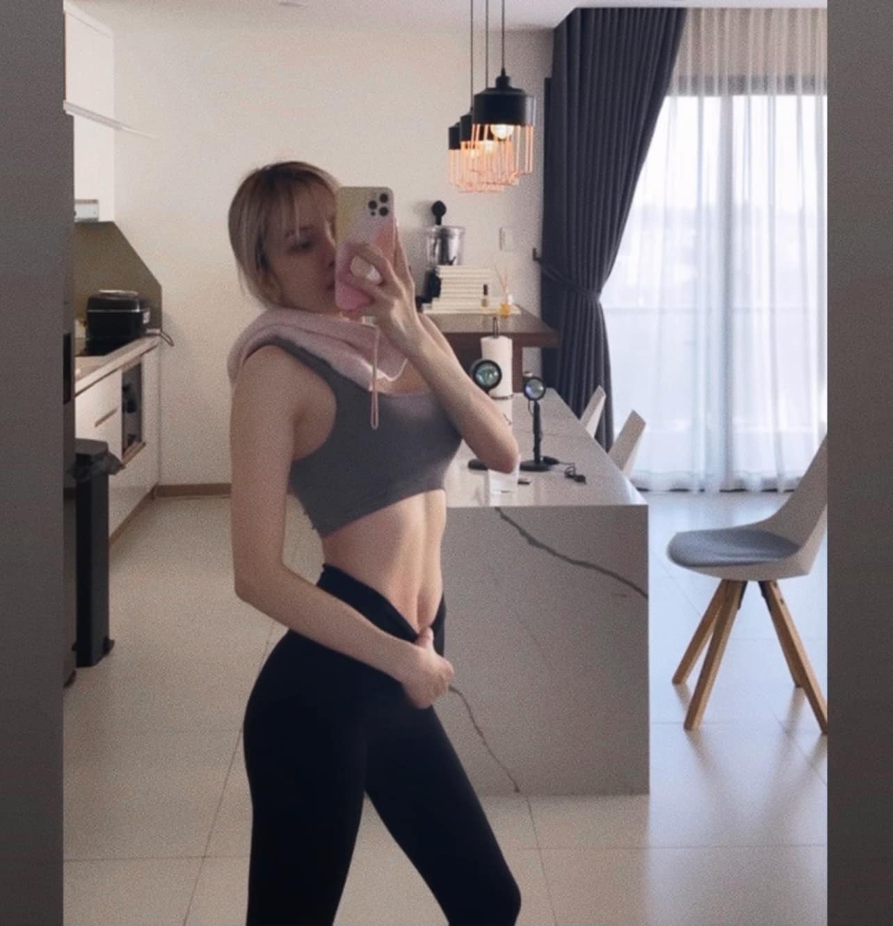 Thiều Bảo Trâm lộ dấu vết bất thường khi lên đồ phô dáng khoe phần cơ thể căng đầy 8 Thiều Bảo Trâm lộ dấu vết bất thường khi lên đồ phô dáng khoe phần cơ thể căng đầy 8
