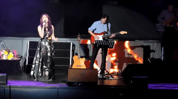 Mỹ Tâm và cách hành xử 'chẳng giống ai' nói lên cốt cách thực sự của 'họa mi tóc nâu' sau vẻ hào nhoáng 2 Mỹ Tâm và cách hành xử 'chẳng giống ai' nói lên cốt cách thực sự của 'họa mi tóc nâu' sau vẻ hào nhoáng 2