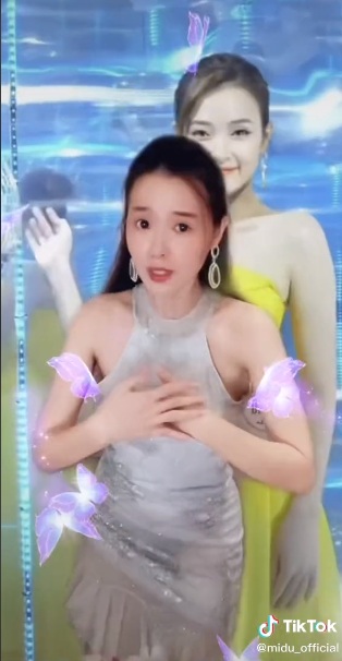 Midu đổi hướng làm gái ngoan có khiếu bày trò khi thoải mái uốn mình nhún nhảy Midu đổi hướng làm gái ngoan có khiếu bày trò khi thoải mái uốn mình nhún nhảy