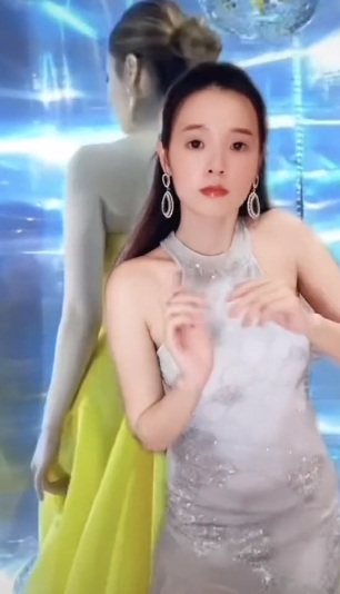 Midu đổi hướng làm gái ngoan có khiếu bày trò khi thoải mái uốn mình nhún nhảy Midu đổi hướng làm gái ngoan có khiếu bày trò khi thoải mái uốn mình nhún nhảy