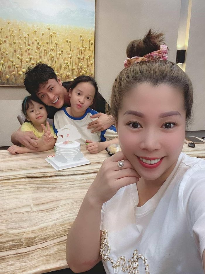 Gia đình viên mãn của vợ chồng Hồng Đăng. Ảnh: FBNV Gia đình viên mãn của vợ chồng Hồng Đăng. Ảnh: FBNV
