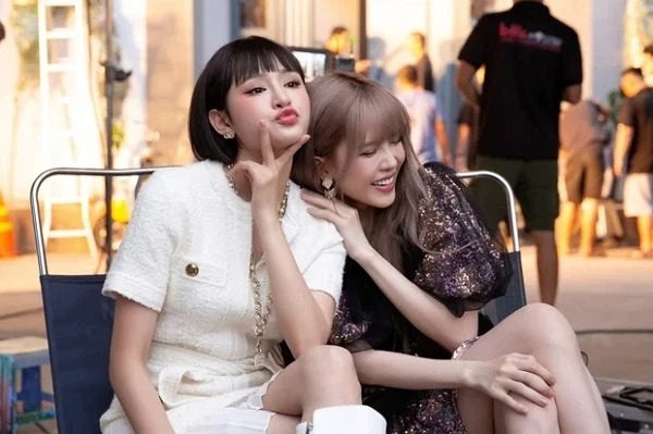 Sao Việt 24/7: Kim Lý thái độ ra mặt khi thấy Hà Hồ bên người khác, Binz lộ hình 'nóng mắt' giữa ồn ào 'kho ảnh' - Ảnh 3 Sao Việt 24/7: Kim Lý thái độ ra mặt khi thấy Hà Hồ bên người khác, Binz lộ hình 'nóng mắt' giữa ồn ào 'kho ảnh' - Ảnh 3