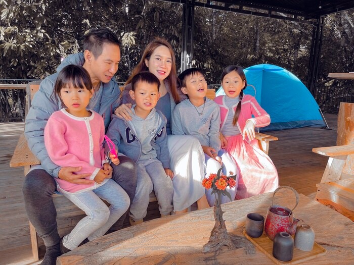 Sở hữu cơ ngơi đồ sộ, Lý Hải bất ngờ gây xôn xao vì lộ ảnh 'nghèo nàn' bên vợ con 5 Sở hữu cơ ngơi đồ sộ, Lý Hải bất ngờ gây xôn xao vì lộ ảnh 'nghèo nàn' bên vợ con 5