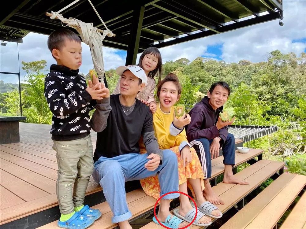Sở hữu cơ ngơi đồ sộ, Lý Hải bất ngờ gây xôn xao vì lộ ảnh 'nghèo nàn' bên vợ con 2 Sở hữu cơ ngơi đồ sộ, Lý Hải bất ngờ gây xôn xao vì lộ ảnh 'nghèo nàn' bên vợ con 2