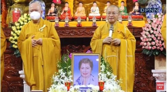 Lễ cầu siêu cho mẹ Ngọc Sơn diễn ra vào ngày 29/7 vừa qua. Ảnh: chụp màn hình Lễ cầu siêu cho mẹ Ngọc Sơn diễn ra vào ngày 29/7 vừa qua. Ảnh: chụp màn hình