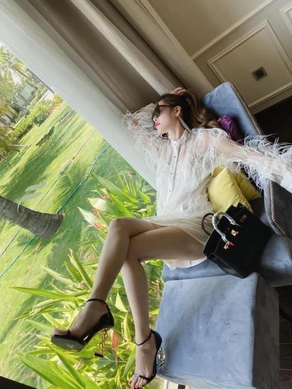Quế Vân trước khi sinh nở vẫn rất chăm khoe dáng. Ảnh: FBNV Quế Vân trước khi sinh nở vẫn rất chăm khoe dáng. Ảnh: FBNV