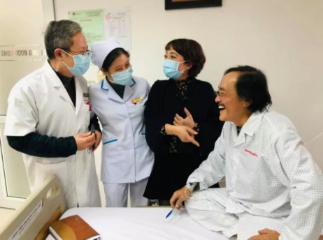 Nghệ sĩ Giang Còi lạc quan trên giường bệnh ở thời điểm mới phát hiện có khối u. Ảnh: FBNV Nghệ sĩ Giang Còi lạc quan trên giường bệnh ở thời điểm mới phát hiện có khối u. Ảnh: FBNV