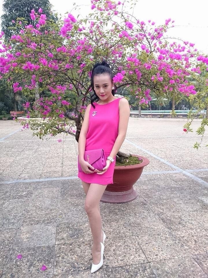 Phương Oanh xinh đẹp nhưng 'sến súa' thuở mới vào nghề. Ảnh: FBNV Phương Oanh xinh đẹp nhưng 'sến súa' thuở mới vào nghề. Ảnh: FBNV