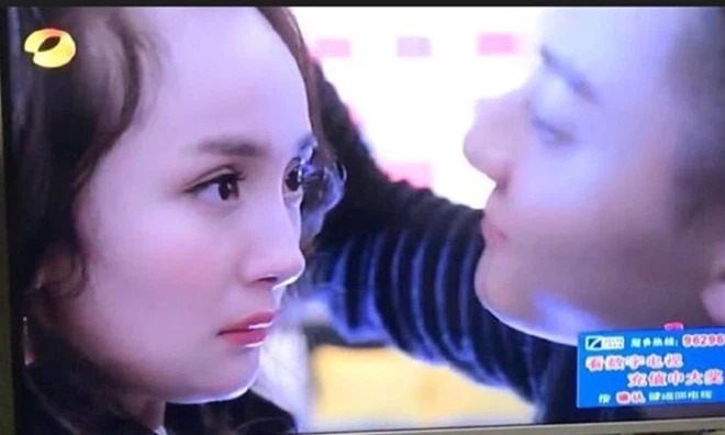 Dương Mịch trong 'Người đàm phán' cũng có một phân cảnh lộ rõ phần trán 'sân bay' khiến khán giả phì cười. Đây có lẽ cũng là khuyết điểm lớn nhất trên gương mặt của mỹ nhân họ Dương.