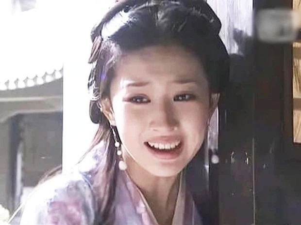 Thế nhưng dù là 'thần tiên tỷ tỷ' nhưng nữ diễn viên vẫn có khuyết điểm vô cùng lớn là nụ cười hở lợi. Dù trong phim hay cả ngoài đời, không ít lần khuyết điểm này lộ ra khi Lưu Diệc Phi không tiết chế được nụ cười của mình khiến hình ảnh của cô trong không ít khung hình bị 'dìm' thê thảm.