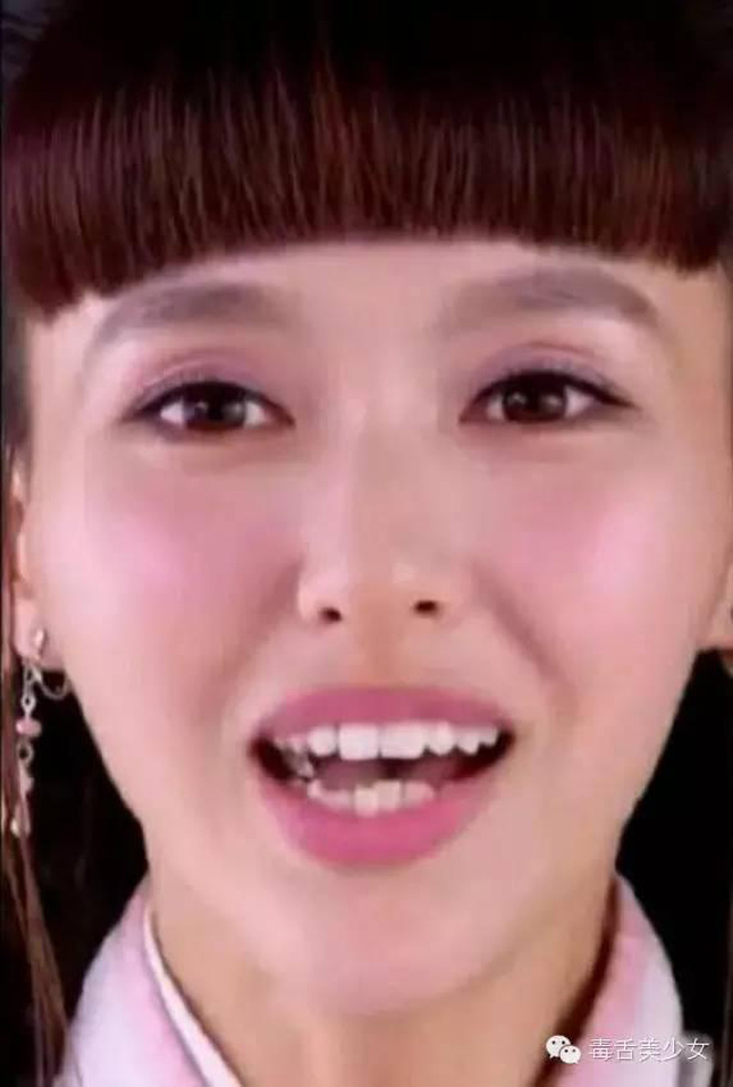 Ở thời điểm đóng 'Kim Ngọc Lương Duyên', Đường Yên có vẻ chưa biết cách trau chuốt đến hàm răng của mình khi không ít phân cảnh, nữ diễn viên lộ ra hàm răng  khấp khểnh, trông vô cùng 'mất điểm'