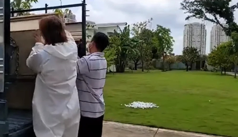 Ông xã Việt Hương khuôn quan tài lên xe đến giúp đỡ người nghèo. Ảnh: Chụp màn hình