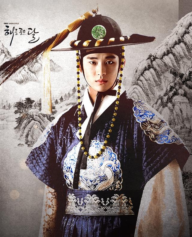 Trong 'Mặt trăng ôm mặt trời' năm 2012 mà Kim Soo Huyn vào vai một vị vua trẻ tuổi chung tình, mạnh mẽ, quyết đoán. Gương mặt đậm khí chất mạnh mẽ và nam tính của Kim Soo Hyun kết hợp cùng với tạo hình cổ trang trau chuốt đã giúp Kim Soo Huyn có màn hóa thân đầy ấn tượng