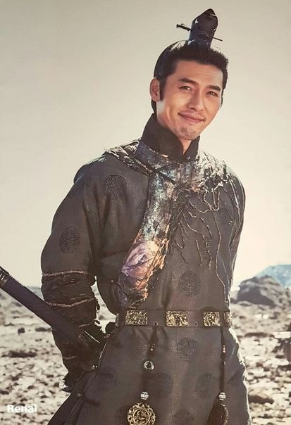 Với diện mạo nam tính, đầy mạnh mẽ khi hóa thân vào vai hoàng tử Lee Chung trong 'Dạ Quỷ' thực sự mang đầy đủ khí chất của bậc đế vương. Cùng với tạo hình cổ trang, các pha hành động của Hyun Bin trong tác phẩm điện ảnh này thực sự gây ấn tượng cho người xem dù nội dung phim không được đánh giá cao